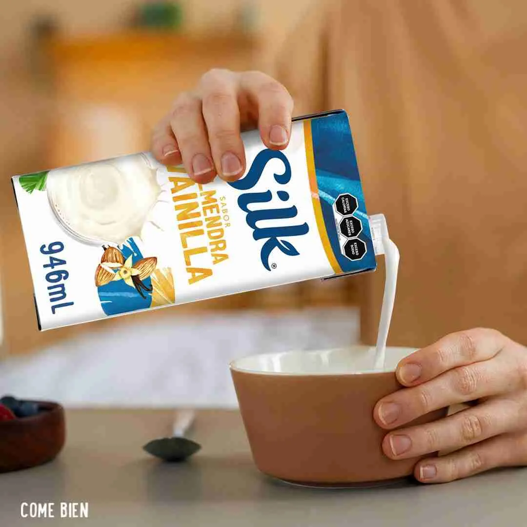 Mujer sirviendo leche Silk como ejemplo de momento de consumo