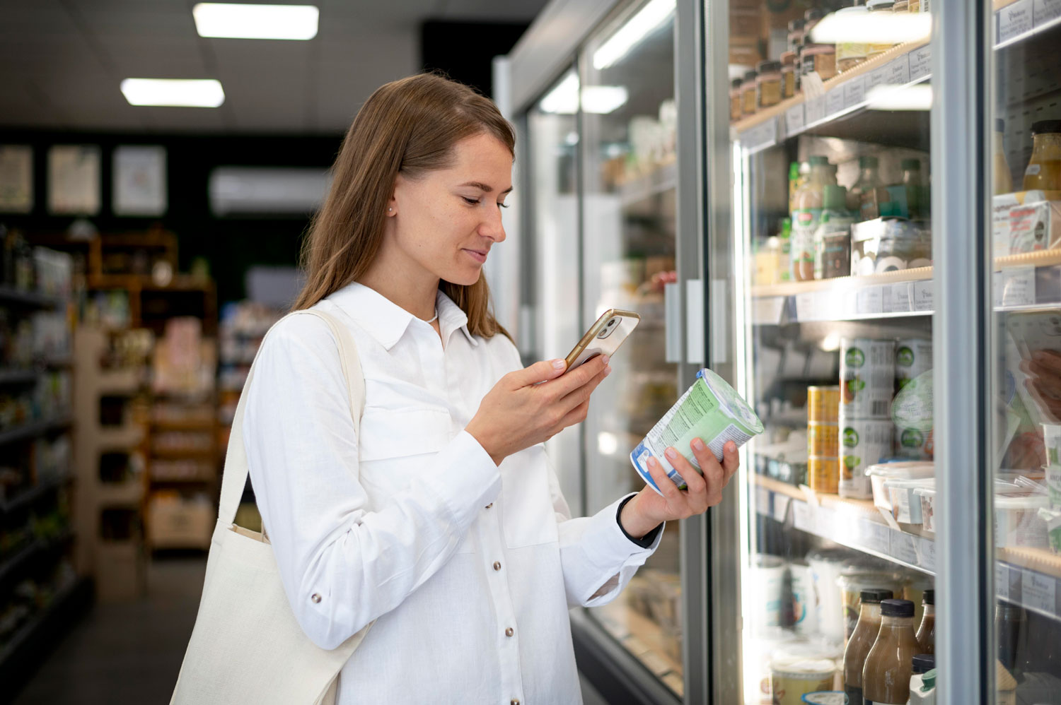 Compradora revisando un producto en el anaquel físico