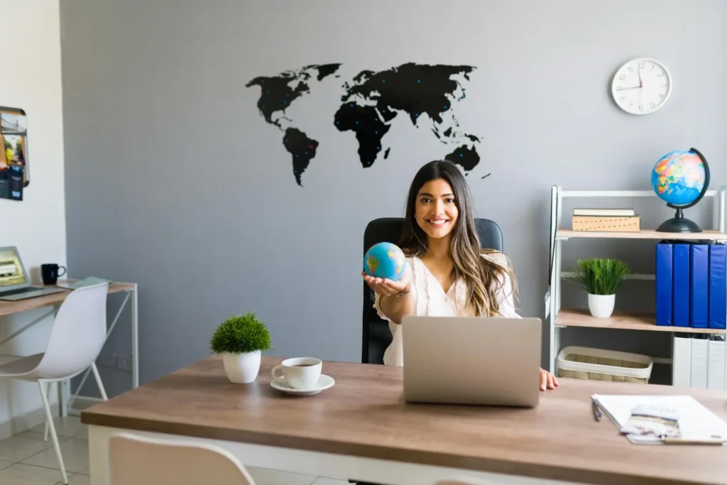 ¿Cómo ha sido el crecimiento del eCommerce en Latinoamérica? 9 blog uhura como ha sido el crecimiento del ecommerce en latinoamerica mujer sentada sosteniendo globo terraqueo