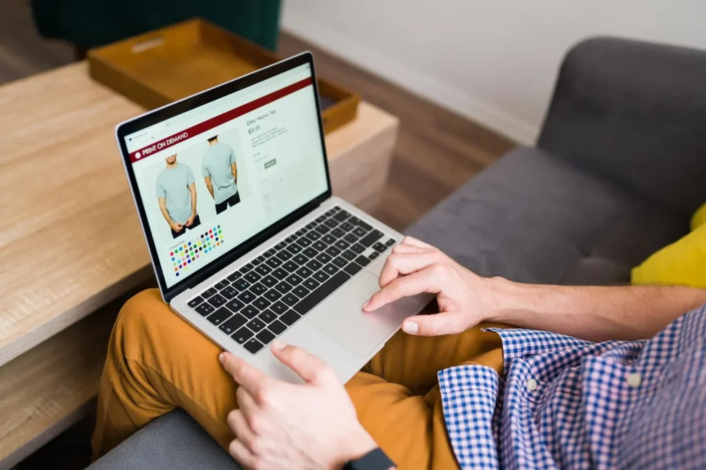¿Es necesario establecer objetivos en eCommerce? 7 blog uhura es necesario establecer objetivos en ecommerce hombre adulto haciendo compra online en ecommerce desde su computador