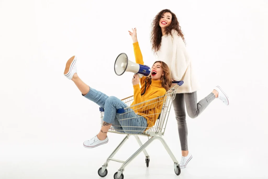 Hot Sale 2022: recomendaciones para impulsar las ventas en tu eCommerce 5 blog uhura hot sale 2022 recomendaciones para impulsar las ventas en tu ecommerce dos chicas felices sobre carro de compras en hot sale