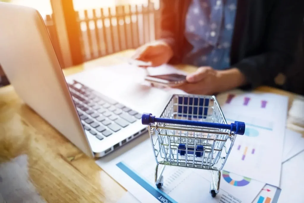 Comercio electrónico en Colombia 2022: comportamiento y resultados 3 blog uhura comercio electronico en colombia 2022 comportamiento y resultados cropped imagen de mujer comprando en ecommerce