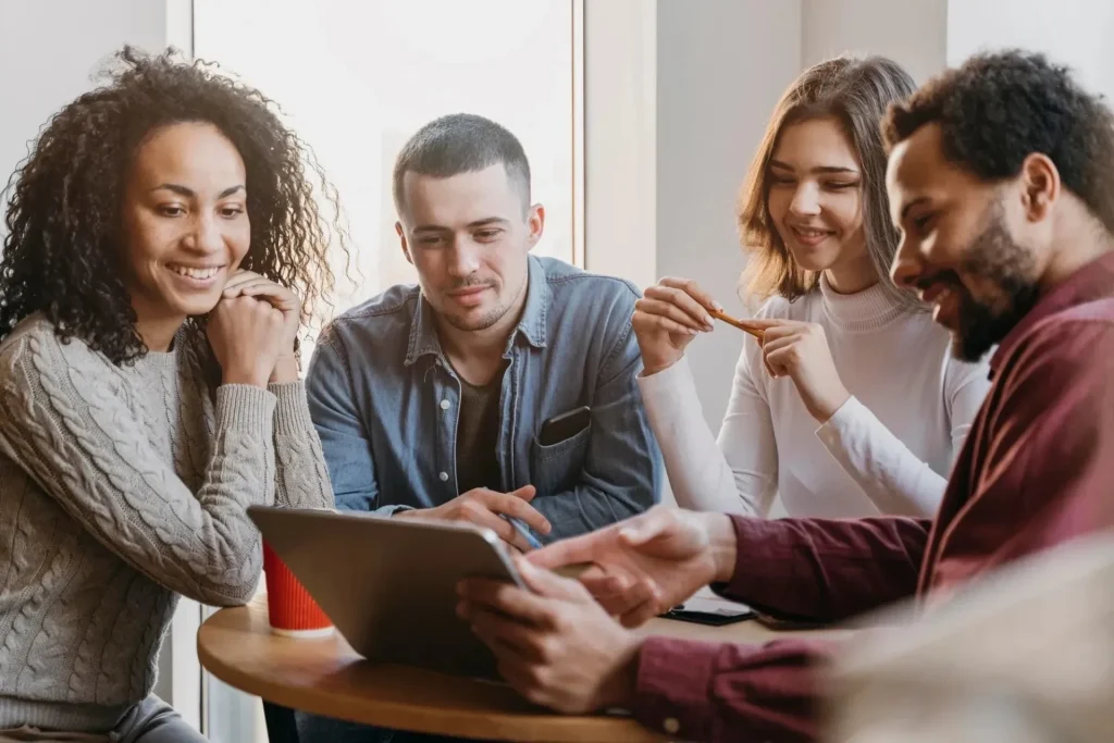 ¿Qué es un perfil de audiencia y para qué sirve en la estrategia digital? 2 blog uhura que es un perfil de audiencia y para que sirve en la estrategia digital trabajadores en reunión de negocio sobre perfil de audiencia
