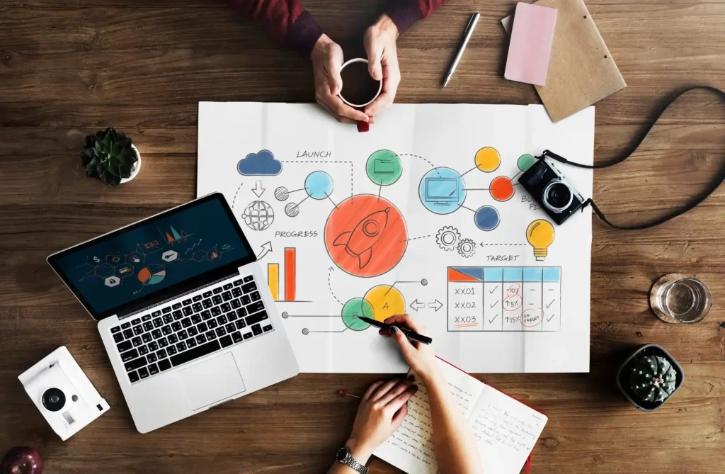 Marketing digital en redes sociales: ¿cómo optimizar tu estrategia? 13 blog uhura como implementar una estrategia de marketing digital en redes sociales mesa de trabajo con portatil y gráficos