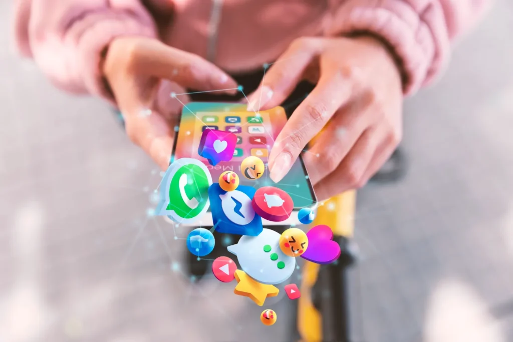 ¿Cuál es la importancia de las redes sociales en la estrategia de marketing digital? 12 blog uhura cual es la importancia de las redes sociales en la estrategia de marketing digital manos sosteniendo celular con iconos de redes sociales
