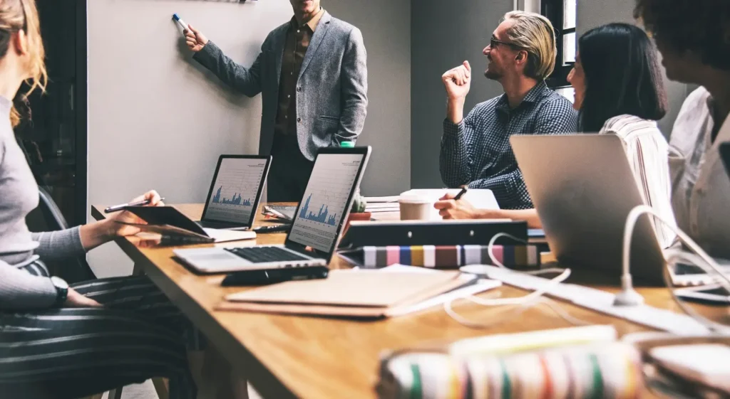 ¿Qué tan efectivas son las redes sociales para potenciar una marca? 10 group diverse people having business meeting 53876 25060 scaled 1 grupo de personas en reunión de redes sociales