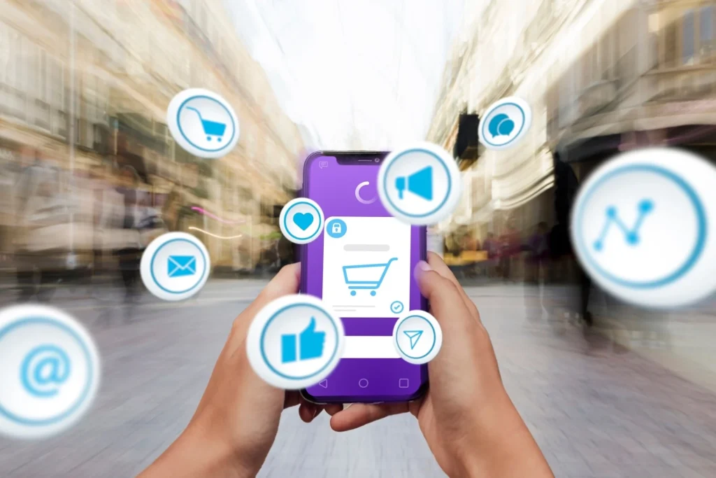 ¿Cuáles son las tendencias en eCommerce para el 2023? 11 blog uhura cuales son las tendencias en ecommerce para el 2023 celular con iconos ecommerce y marketing