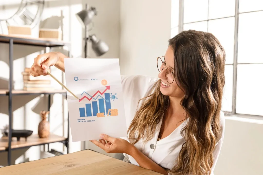 Convierte más, aprende cómo mejorar la tasa de conversión en tu eCommerce. 5 convierte mas aprende como mejorar la tasa de conversion en tu ecommerce mujer mostrando gráfico tasa de conversión