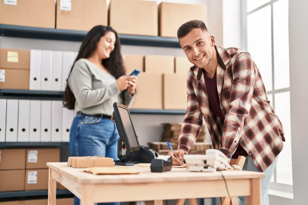 Tu éxito en eCommerce: El poder del servicio 360° 3 blog uhura tu exito en ecommerce el poder del servicio 360 dos personas trabajando en negocio ecommerce
