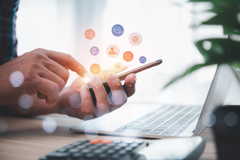 Imagen persona usando celular con iconos ecommerce y plataformas