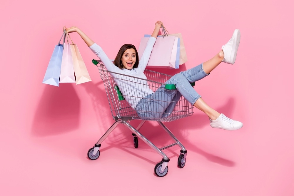 mujer en carrito de compras digital shelf