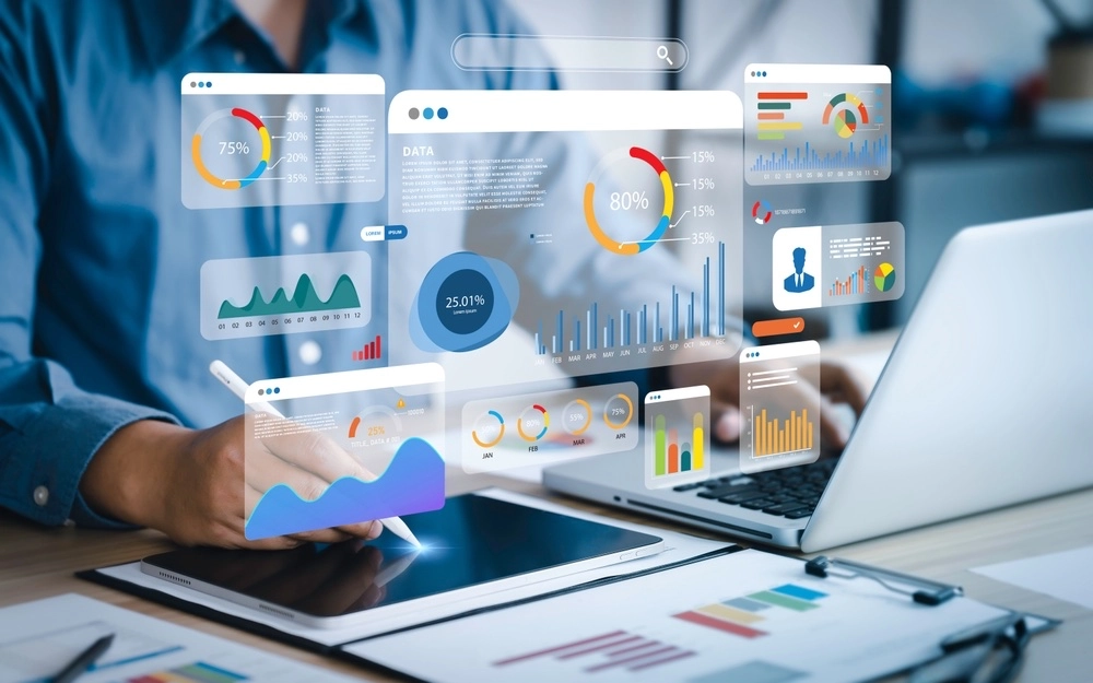 manos de hombre utilizando computador, gráficos que se visualizan