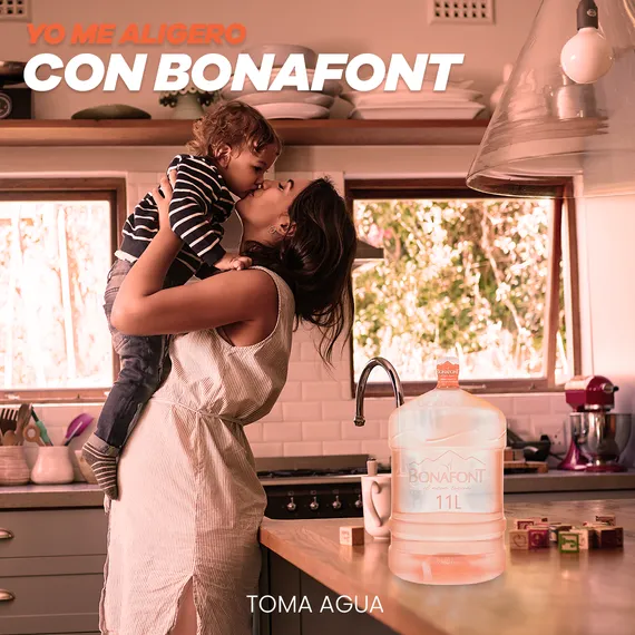 Bonafont en Tu casa 6 758104000654 3 1 imagen madre cargando bebé con garrafón bonafont en cocina (publicación realizada por uhura)