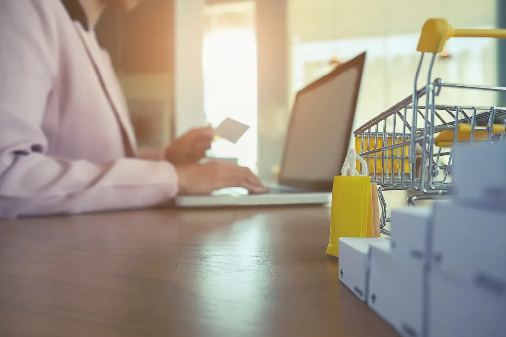 Top 5 de tendencias en Retail 2025 12 portatil retail simbolo compra portatil en mesa carrito de compra simbolo retail