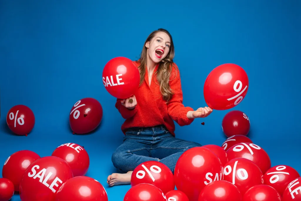Hot Sale México: Resultados y tips para aumentar la conversión 3 mujer celebrando hot sale mujer feliz con globos de sale