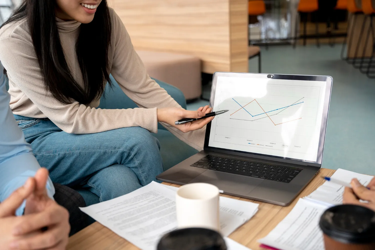 equipo trabajando juntos (blog ecommerce colombia 2023 resultados)