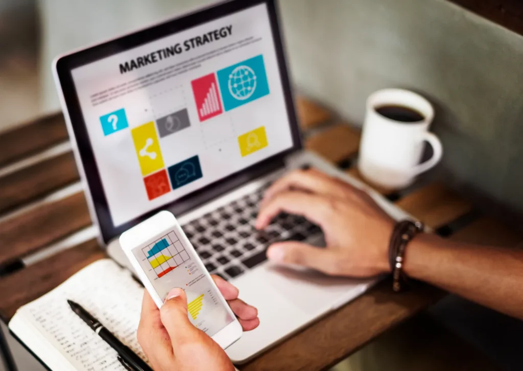 Marketing digital: Una maratón de estrategias orgánicas y de pago 8 marketing digital organico publicidad paga hombre escribiendo en portátil sobre marketing digital, orgánico y pago