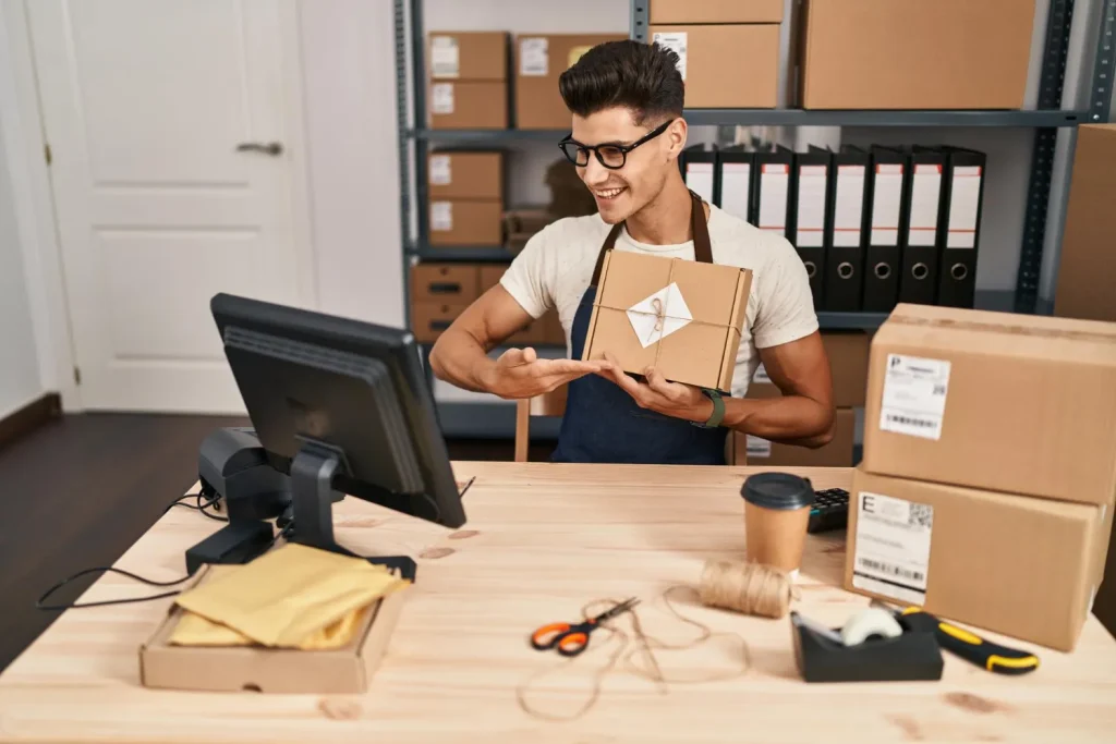 ¿Cómo mejorar el control de inventario y Stock en Digital Shelf? 6 gestion inventario stock digital shelf Hombre en mesa con cajas para gestión de inventario y stock digital shelf