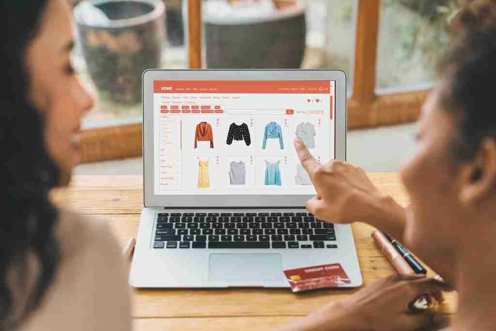 mujer comprando en linea en el mercado de internet navegando por articulos de venta cruciales
