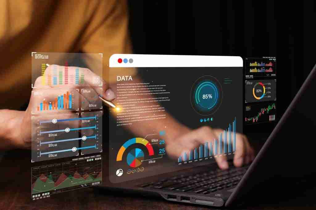 analista de datos que trabaja en el tablero de analisis de negocios con graficos con kpi y metricas conectadas