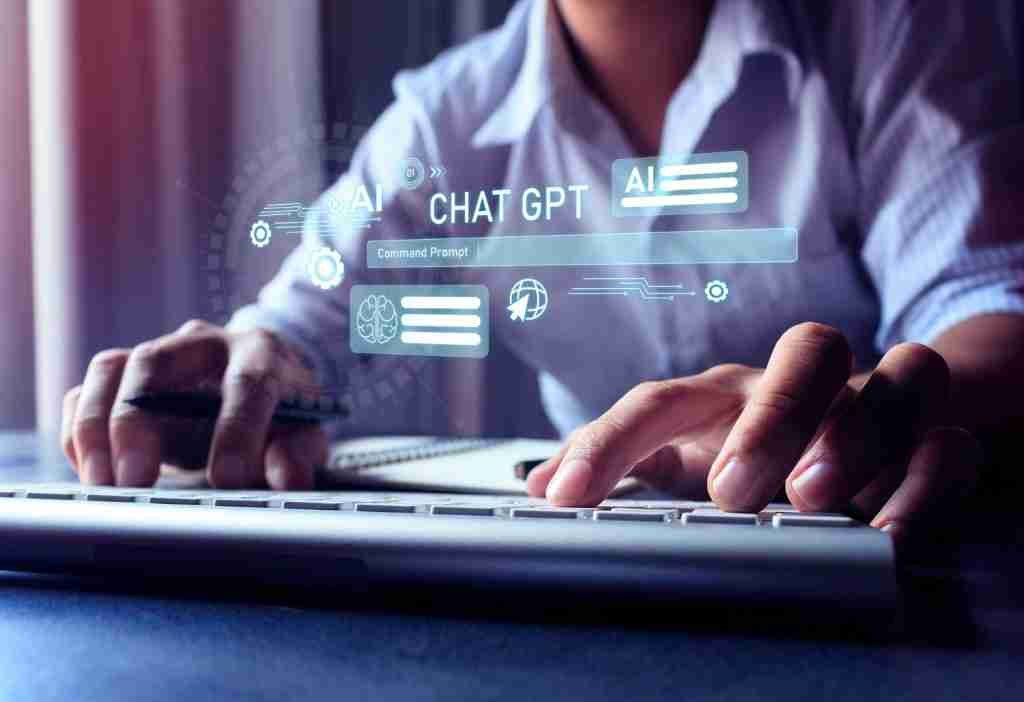 SEO + GEO: ¿cómo prepararse para el nuevo modelo de búsquedas? 1 seo geo tips hombre usando teclado visual de Chat gpt. SEO + GEO: ¿cómo prepararse para el nuevo modelo de búsquedas?