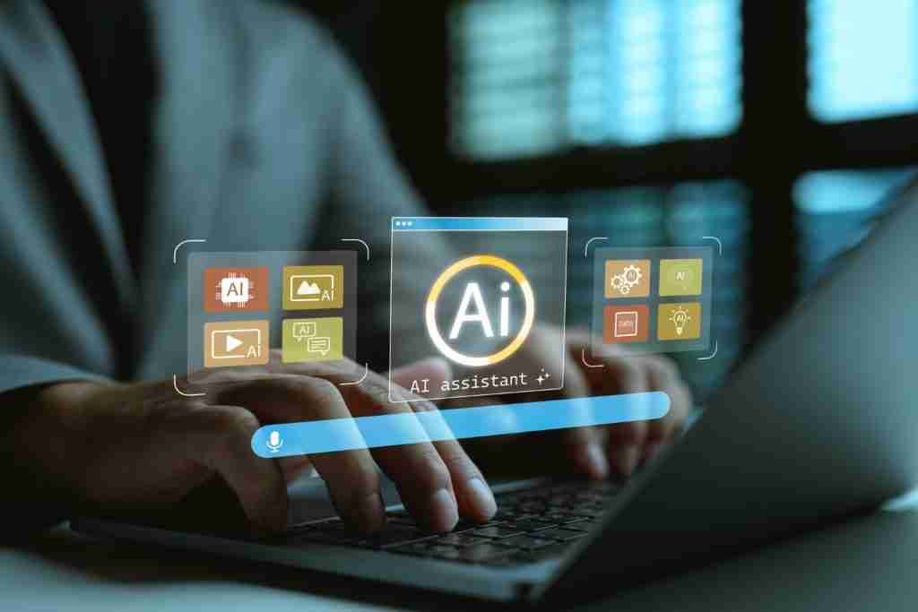 Creatividad impulsada por IA: cómo acelerar la producción sin perder identidad 10 creatividad ia Persona trabajando en un portátil con interfaz de asistente de IA que proporciona soporte de inteligencia artificial para tareas diarias, gestión de datos, proyectos creativos y productividad digital moderna.