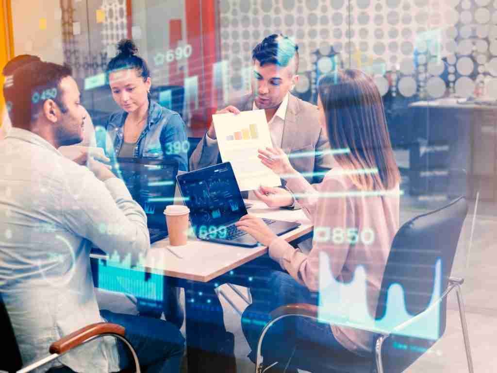 ¿Cómo está la madurez digital de tu negocio? Checklist para marcas Retail 9 madurez digital retail personas trabajando evaluando madurez digital en retail